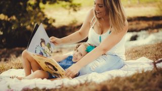 絵本を楽しむ母親と女の子